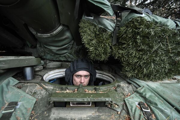 یکی از خدمه نوع مدرنیزه شده تانک &quot;تی ـ 90&quot; در بخش جنوبی عملیات ویژه نظامی روسیه در اوکراین - اسپوتنیک ایران  
