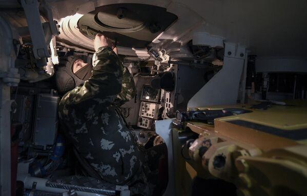 یکی از خدمه نوع مدرنیزه شده تانک &quot;تی ـ 90&quot; در بخش جنوبی  عملیات ویژه نظامی روسیه در اوکراین آنرا بررسی می کند - اسپوتنیک ایران  