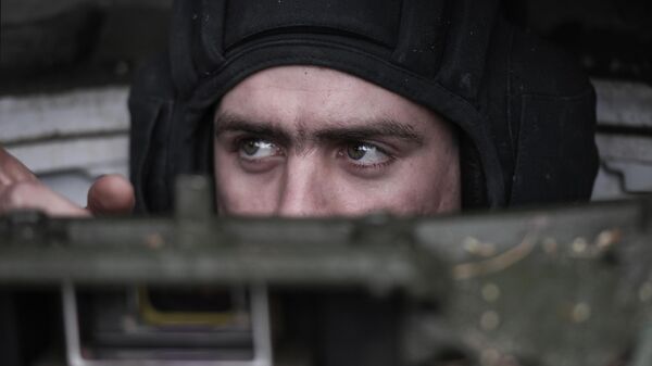 Член танкового экипажа осматривает поступивший в подразделение танк Т-90 Прорыв, в южном секторе СВО - اسپوتنیک ایران  