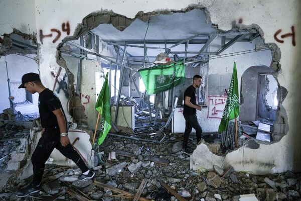 فلسطینی‌ها ویرانه‌های خانه یکی از مبارزان حماس را که توسط نیروهای اسرائیلی در روستای ناعلین در کرانه باختری تخریب شد، در روز سه‌شنبه، 23 می 2023، بازرسی می‌کنند. خانه متعلق به خانواده معتز خواجه، 23 ساله است که ارتش اسرائیل او را شناسایی کرده است. مرد مسلحی که در ماه مارس در یکی از شلوغ ترین خیابان های تل آویو یک مرد را کشت و دو نفر دیگر را زخمی کرد. حماس گفته است که خواجه یکی از اعضای شاخه مسلح آن بوده است. (AP Photo/Majdi Mohammed) - اسپوتنیک ایران  