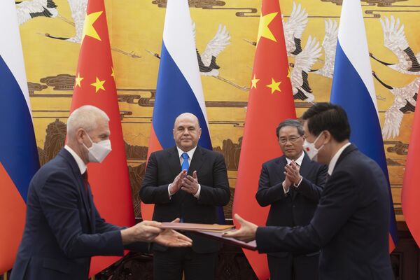 میخائیل میشوستین، نخست وزیر روسیه، سمت چپ، و لی کیانگ، نخست وزیر چین، در مراسم امضای قرارداد در پکن، چین، چهارشنبه، 24 مه 2023 شرکت می کنند. (توماس پیتر/عکس از پول از طریق AP) - اسپوتنیک ایران  