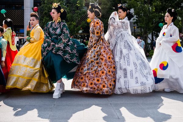 زنان هنگام شرکت در جشنواره فرهنگی سئول در سئول در 19 مه 2023، لباس های سنتی هانبوک می پوشند. (عکس از آنتونی والاس / خبرگزاری فرانسه) - اسپوتنیک ایران  