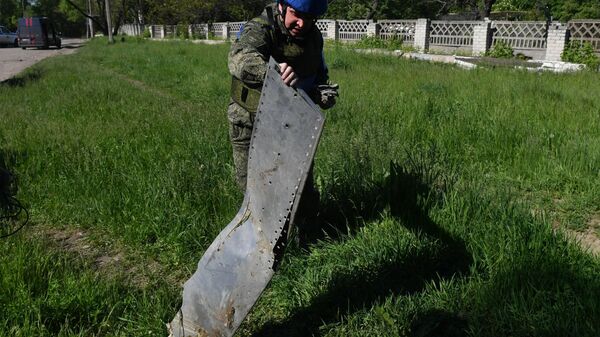 Сотрудник СЦКК около фрагментов ракеты Storm Shadow в Луганске - اسپوتنیک ایران  