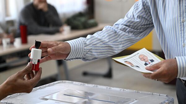Мужчина голосует на втором туре президентских выборов в Турции - اسپوتنیک ایران  