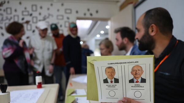 Бюллетени на одном из избирательных участков в Анкаре во время второго тура президентских выборов в Турции - اسپوتنیک ایران  