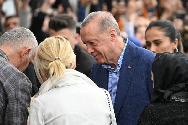 رجب طیب اردوغان رئیس جمهور فعلی ترکیه در دور دوم انتخابات ریاست جمهوری ترکیه در استانبول پای صندوق رای رفت. رجب طیب اردوغان، رئیس فعلی دولت و کمال قلیچداراوغلو، نامزد واحد اپوزیسیون، در دور دوم انتخابات شرکت می کنند. - اسپوتنیک ایران  