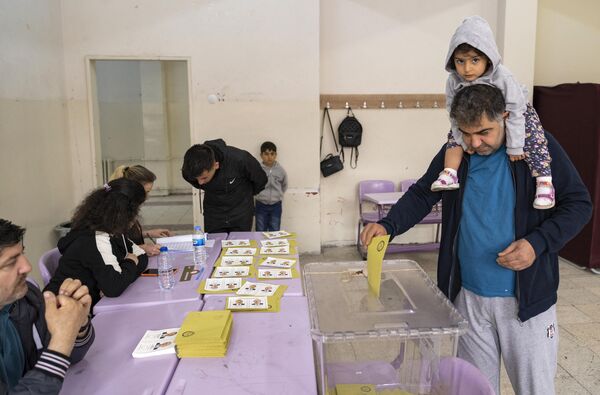مردی در روز رای گیری دور دوم ریاست جمهوری در یک مرکز رای گیری در استانبول در 28 مه 2023 رای خود را به صندوق انداخت. - اسپوتنیک ایران  