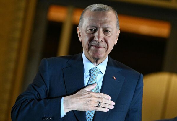احمد ینر، رئیس کمیسیون عالی انتخابات ترکیه روز یکشنبه اعلام کرد رجب طیب  اردوغان با کسب بیش از 52 درصد آرا در دور دوم انتخابات ریاست جمهوری ترکیه  پیروز شد. - اسپوتنیک ایران  