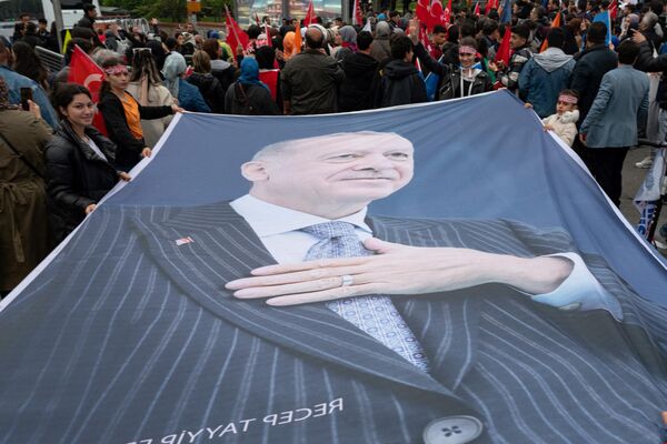 برتری اردوغان از قلیچداراوغلو از 2 میلیون رای فراتر رفته است.نتایج نهایی انتخابات در روز 1 ژوئن در روزنامه رسمی منتشر خواهد شد. - اسپوتنیک ایران  