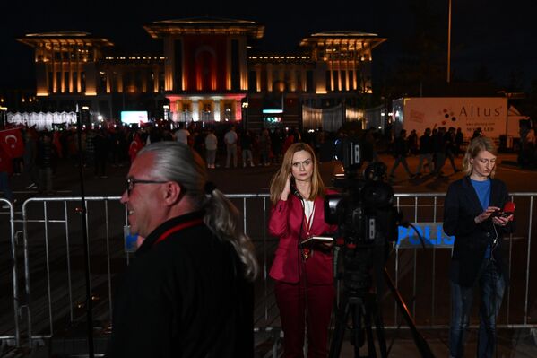 خبرنگاران در مقابل کاخ ریاست جمهوری در آنکارا پس از پایان دور دوم انتخابات ریاست جمهوری ترکیه. - اسپوتنیک ایران  