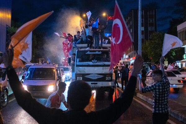 هواداران رجب طیب اردوغان، پیروزی او در انتخابات را جشن می گیرند.رجب طیب اردوغان رئیس جمهور فعلی ترکیه 52.09 درصد و رقیب او کمال  کیلیچداراوغلو - 47.91 درصد آرا را پس از پردازش بیش از 99 درصد صندوق ها  به خود اختصاص دادند. - اسپوتنیک ایران  