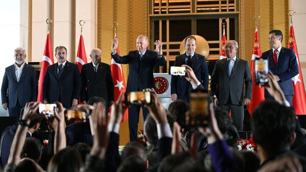 Действующий президент Турции Реджеп Тайип Эрдоган выступает перед сторонниками в Анкаре - اسپوتنیک ایران  