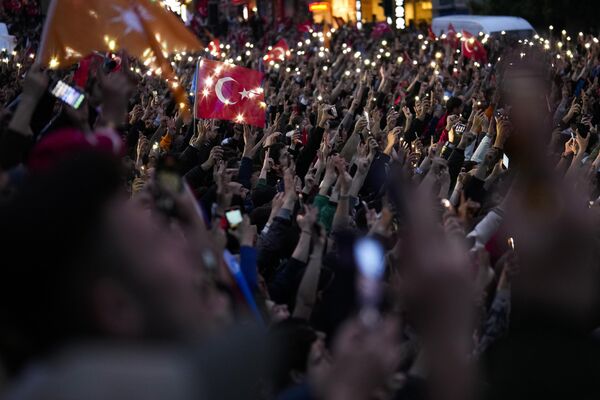 هواداران رجب طیب اردوغان، پیروزی او در انتخابات را جشن می گیرند. - اسپوتنیک ایران  