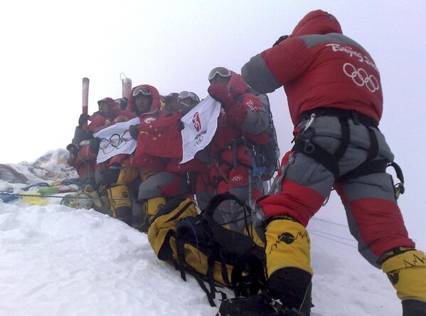 کوهنوردان چینی با مشعل و پرچم های المپیک در 8 ماه مه 2008 تشویق کنان به قله اورست در  ارتفاع 8850 متری می رسند. - اسپوتنیک ایران  