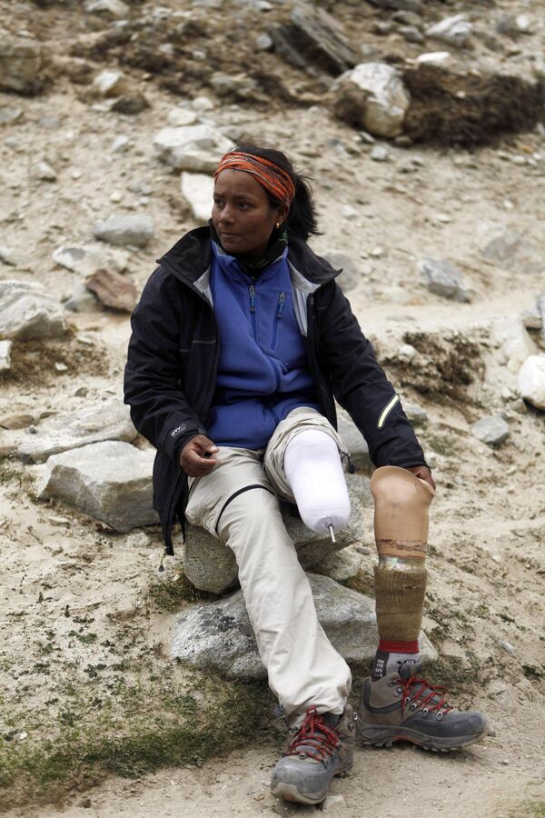 کوهنورد هندی آرونیما سینها که دو سال پیش پایش از زیر زانوی چپ قطع شد، پای مصنوعی چپ خود را در لوبوچه در حدود 140 کیلومتری (87 مایلی) شمال شرقی کاتماندو در 25 می 2013 درمی‌آورد. او اولین زن معلول است که توانست اورست را فتح کند. - اسپوتنیک ایران  