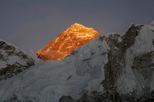 در عکس گرفته شده به تاریخ 12 نوامبر 2015، کوه اورست از مسیر کالاپاتار در نپال دیده می شود. وقوع بهمن در آوریل 2014، منجر به کشته شدن 13 راهنمای شرپا و سه کارگر نپالی دیگر شد. - اسپوتنیک ایران  