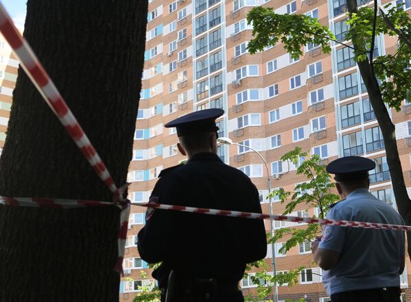 افسران پلیس در نزدیکی یک ساختمان مسکونی که توسط یک پهپاد در خیابان پروفسایوزنایا در مسکو آسیب دیده است. - اسپوتنیک ایران  