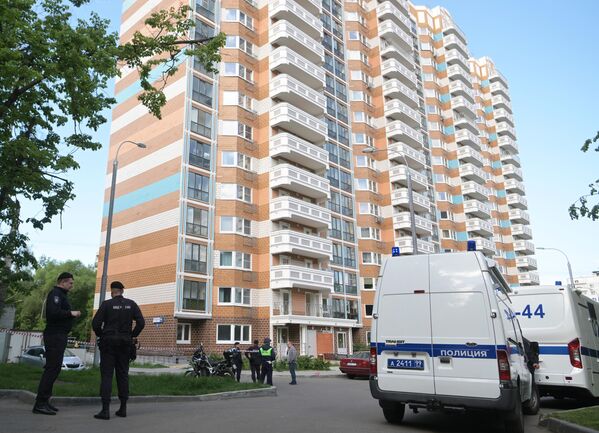 افسران پلیس در نزدیکی یک ساختمان مسکونی که توسط یک پهپاد در خیابان پروفسایوزنایا در مسکو آسیب دیده است. - اسپوتنیک ایران  