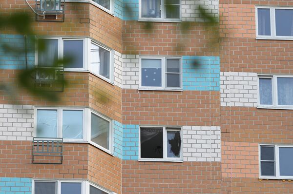شکسته شدن شیشه یک ساختمان مسکونی بر اثر حمله پهپاد در خیابان پروفسایوزنایا مسکو. پهپاد به پنجره آپارتمان طبقه 16 برخورد کرد. - اسپوتنیک ایران  