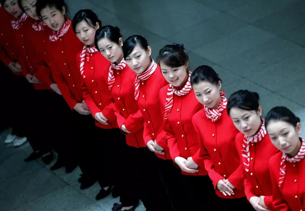 Стюардессы из китайской Guangdong Aviation group во время церемонии в Пекине, Китай, 2006 год Стюардессы из китайской Guangdong Aviation group во время церемонии в Пекине, Китай, 2006 год