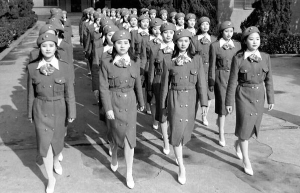 چهل دختر چینی مهماندار خواهند بود تا برای اولین کلاس خود در اولین مدرسه چین برای آموزش میزبان در روز یکشنبه 5 ژانویه 1997 در هانگژو، استان ژجیانگ آماده شوند. دختران پس از فارغ التحصیلی به شرکت های هواپیمایی چین توصیه می شوند. (AP Photo/Xinhua) - اسپوتنیک ایران  