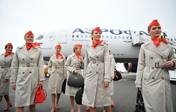 مهمانداران هواپیمای مسافربری پهن پیکر دوربرد ایرباس A350-900 خطوط هوایی آئروفلوت در فرودگاه بین المللی شرمتیووا  در مسکو. - اسپوتنیک ایران  