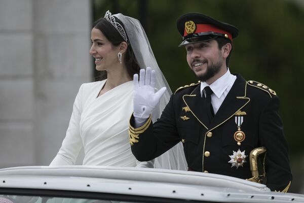 ولیعهد اردن حسین و رجوه السیف در مراسم عروسی خود برای مردم دست تکان می دهند. - اسپوتنیک ایران  