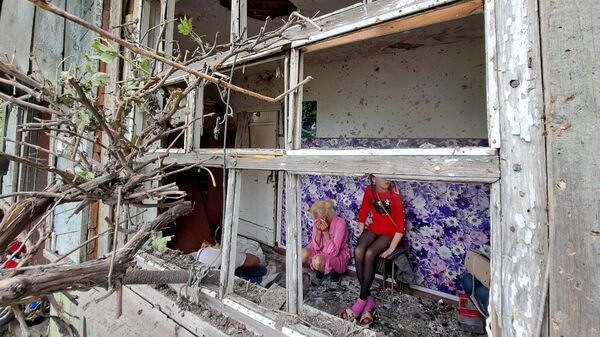 Жители дома в Горловке Донецкой народной республики, пострадавшего от обстрела со стороны ВСУ - اسپوتنیک ایران  