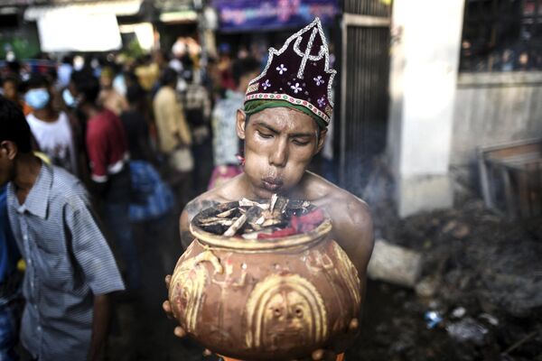 یک هندو از راه می رسد تا در فستیوال راهپیمایی در یانگون روی زغال سوزان راه برود - اسپوتنیک ایران  