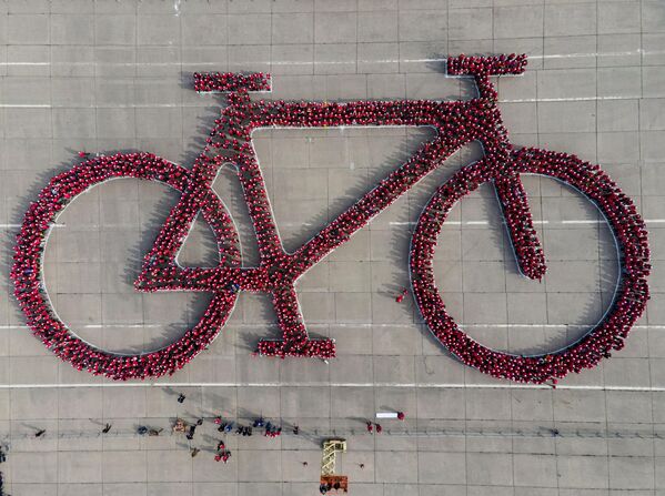 هزاران نفر در پارک اوهیگینز در سانتیاگو، شیلی برای ایجاد بزرگترین تصویر از دوچرخه در تلاش برای شکستن یک رکورد جهانی گینس در کنار هم ایستاده اند. این تلاش توسط دولت منطقه برای تبلیغ بازی های پان آمریکن 2023 که از اکتبر در پایتخت شیلی برگزار می شود، سازماندهی شد. - اسپوتنیک ایران  