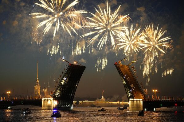 آتش بازی بر فراز پل متحرک رودخانه نوا در جریان  جشن های 320 ـ  مین سالگرد تاسیس شهر سن پترزبورگ روسیه - اسپوتنیک ایران  