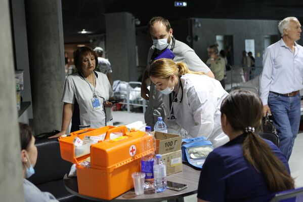 پزشکان در مرکز اسکان موقت ساکنان شیبیکینو در استادیوم "بلگورود آرنا" - اسپوتنیک ایران  