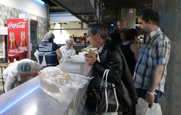 مرکز اسکان موقت ساکنان شیبیکینو در استادیوم "بلگورود آرنا" - اسپوتنیک ایران  