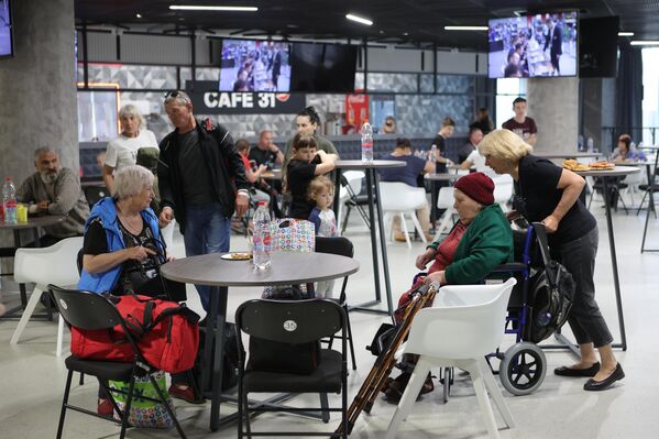 مرکز اسکان موقت ساکنان شیبیکینو در استادیوم "بلگورود آرنا" - اسپوتنیک ایران  