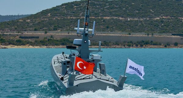 شرکت ترکی آسلسان در سپتامبر 2021 نمونه اولیه ربات سطحی &quot; آلباتروس-اس&quot; را معرفی کرد. این قایق با استفاده از فناوری رادارگریز ساخته شده است و مزیت اصلی آن توانایی عملیات به عنوان بخشی از &quot;ازدحام&quot; چنین پهپادهایی است. - اسپوتنیک ایران  