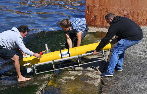 شرکت کنندگان در طی مسابقات روباتیک دریایی  روسیه &quot;Aquarobotech-2019&quot; که  در ولادی وستوک برگزار شد  یک پهپاد زیردریایی  را  از آب بیرون می آورند. - اسپوتنیک ایران  