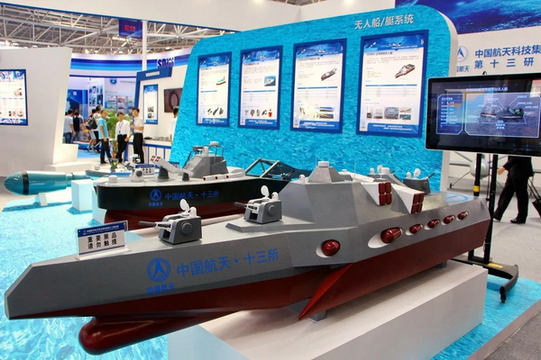 چین پروژه یک کشتی بی سرنشین و کنترل از راه دور را در سال 2017 ارائه کرد. این یک کشتی تهاجمی برای دفاع ساحلی و دفاع ضد زیردریایی است که می تواند در عملیات تهاجمی نیز شرکت کند. - اسپوتنیک ایران  