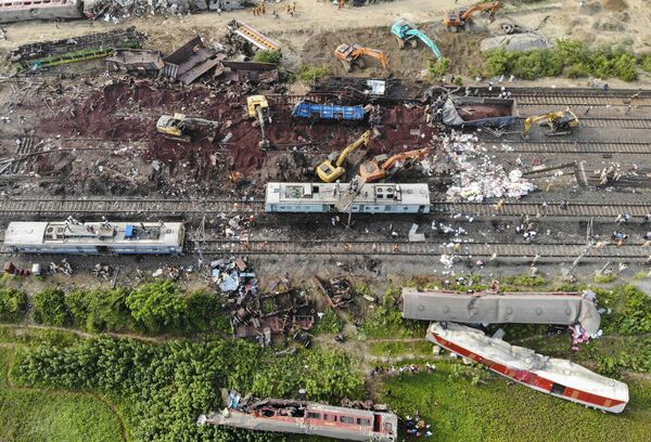 نمای هوایی واگنهای آسیبدیده در محل حادثه تصادف سه قطار در نزدیکی بالاسور، ایالت بوبانسوار در ایالت شرقی اودیشا، در 4 ژوئن 2023 نمای هوایی واگنهای آسیبدیده در محل حادثه تصادف سه قطار در نزدیکی بالاسور، ایالت بوبانسوار در ایالت شرقی اودیشا، در 4 ژوئن 2023 - اسپوتنیک ایران