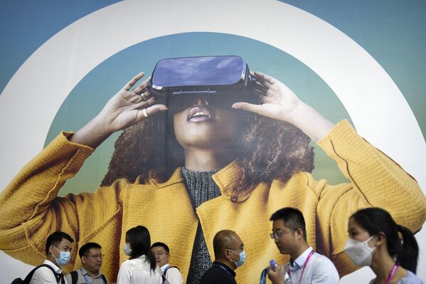 بازدیدکنندگان از کنار یک بیلبورد در نمایشگاه شرکت فناوری نوکیا «پی تی اکسپو»در پکن، یکشنبه، 4 ژوئن 2023 عبور می کنند. نمایشگاه سالانه محصولات شرکت های فناوری چینی و خارجی را به نمایش می گذارد. - اسپوتنیک ایران  