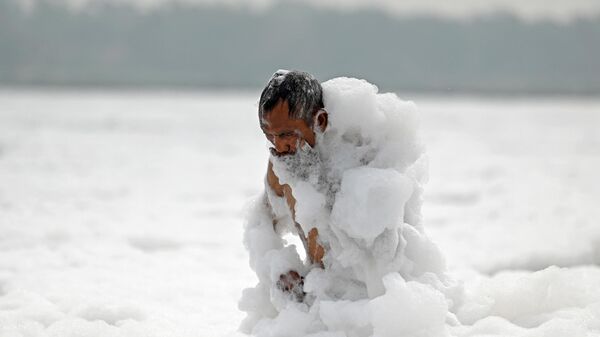 Мужчина купается в покрытой пеной реке Джамна в Индии  - اسپوتنیک ایران  
