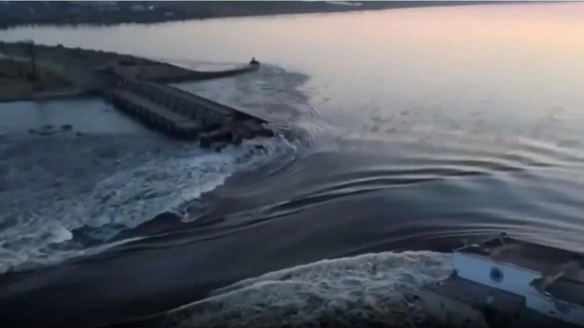 Последствия обстрела Каховской ГЭС со стороны ВСУ. - اسپوتنیک ایران  , 1920, 06.06.2023