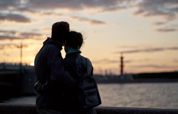 جوانان در خیابان ساحلی دوارتسووایا در شب های سفید سن پترزبورگ - اسپوتنیک ایران  