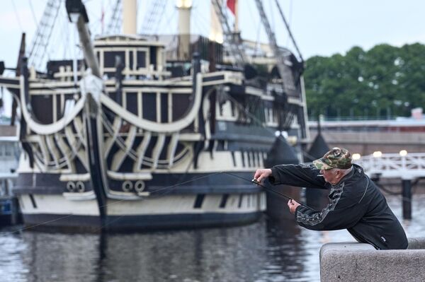 یک ماهیگیر در خیابان ساحلی پتروفسکایا در شب های سفید در سن پترزبورگ. - اسپوتنیک ایران  