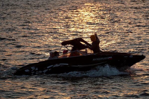 قایق تفریحی در رودخانه نوا در شب های سفید سن پترزبورگ. - اسپوتنیک ایران  