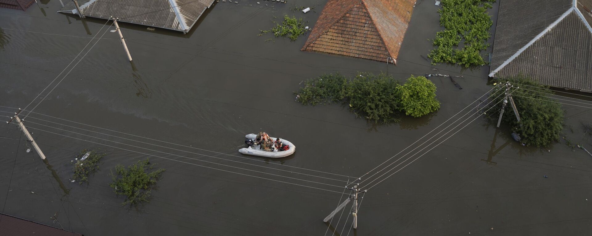 مردم در یک قایق در یک خیابان سیل زده در خرسون - اسپوتنیک ایران  , 1920, 08.06.2023