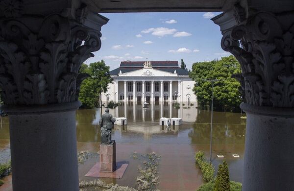 میدان مرکزی نیو کاخوفکا پس از تخریب سد  نیروگاه برق آبی کاخوفکا درآب قرار گرفت. در نتیجه حمله نیروهای مسلح اوکراین به سد نیروگاه کاخوفسکایا در 6 ژوئن، دریچه ها از بین رفتند و تخلیه بی رویه آب آغاز شد. حدود 2.7 هزار خانه در 15 شهرک در منطقه خرسون زیر آب رفت. مقامات منطقه خرسون وضعیت فوق العاده در این منطقه اعلام کرده اند. - اسپوتنیک ایران  