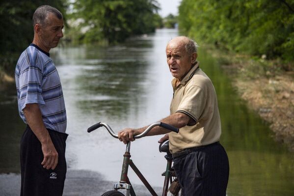 مردان در روستای کورسونکا، که تقریبا به طور کامل پس از تخریب سد نیروگاه برق آبی کاخوفسکایا زیر آب رفته است. در نتیجه حمله نیروهای مسلح اوکراین به سد نیروگاه کاخوفسکایا در 6 ژوئن، دریچه ها از بین رفتند و تخلیه بی رویه آب آغاز شد. حدود 2.7 هزار خانه در 15 شهرک در منطقه خرسون زیر آب رفت. مقامات منطقه خرسون وضعیت فوق العاده در این منطقه اعلام کرده اند. - اسپوتنیک ایران  