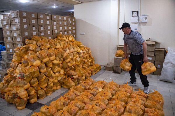 سازماندهی کمک های بشردوستانه برای قربانیان در نوایا کاخوفکا، که پس از تخریب سد نیروگاه برق آبی کاخوفکا دچار سیل شده بود. در نتیجه حمله نیروهای مسلح اوکراین به سد نیروگاه کاخوفسکایا در 6 ژوئن، دریچه ها از بین رفتند و تخلیه بی رویه آب آغاز شد. حدود 2.7 هزار خانه در 15 شهرک در منطقه خرسون زیر آب رفت. مقامات منطقه خرسون وضعیت فوق العاده در این منطقه اعلام کرده اند.  - اسپوتنیک ایران  