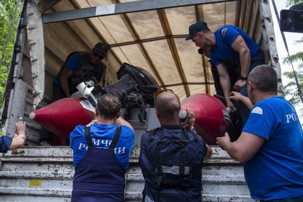 کارمندان وزارت شرایط اضطراری فدراسیون روسیه در روستای کورسونکا کار می کنند. پس از تخریب سد نیروگاه برق آبی کاخوفسکایا و تخلیه بی رویه آب از مخزن کاخوفکا در ساحل چپ دینپر، روستاهای کورسونکا، دینپریانی، کریینکی و اردوگاه های کشاورزان زیر آب رفتند. در شب 6 ژوئن، کی یف ساختارهای نیروگاه برق آبی کاخوفسکایا را منفجر کرد که منجر به سیل مناطق وسیعی شد.  - اسپوتنیک ایران  