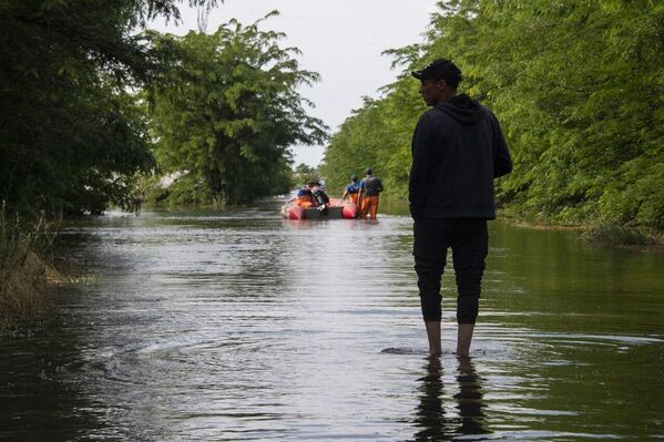 کارمندان وزارت شرایط اضطراری فدراسیون روسیه در روستای کورسونکا کار می کنند. پس از تخریب نیروگاه برق آبی کاخوفسکایا و تخلیه بی رویه آب از مخزن کاخوفکا در ساحل چپ دینپر، روستاهای کورسونکا، دینپریانی، کریینکی و اردوگاه های کشاورزان زیر آب رفتند. در شب 6 ژوئن، کیف ساختارهای نیروگاه برق آبی کاخوفسکایارا منفجر کرد که منجر به سیل مناطق وسیعی شد. - اسپوتنیک ایران  